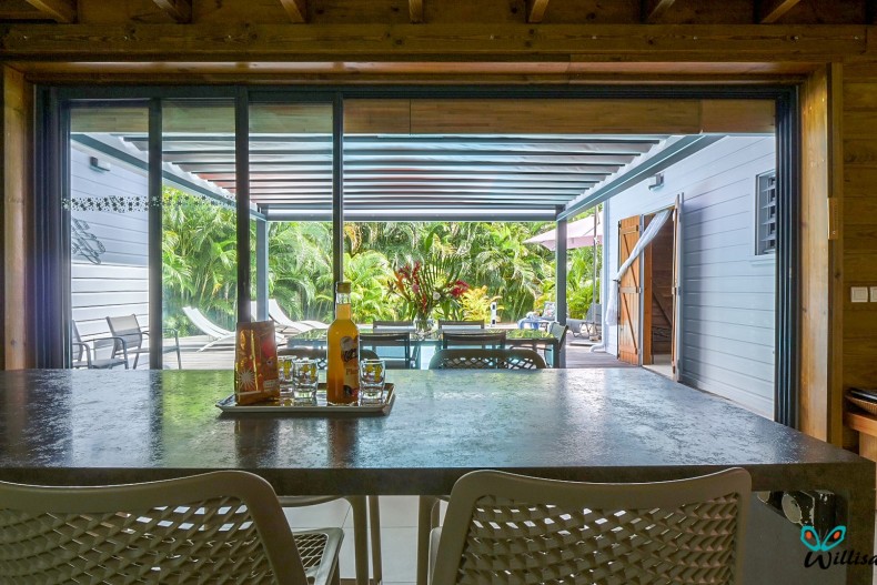 Vue vers Deck et piscine avec pergola rétractable et piscine